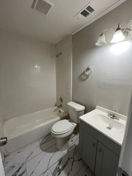 Building Photo - 2830 Village Green Dr