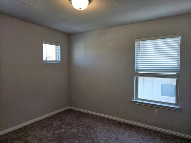 Building Photo - 128 Munk Ln