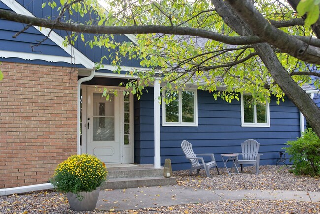 Building Photo - Stunning Home