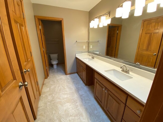 Building Photo - Wonderful Fox Chase home with fantastic spacious floor plan.