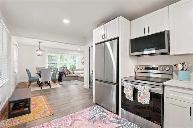Building Photo - 581 Meadowbrook Dr SE