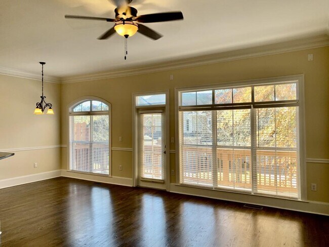 Building Photo - 5460 Glenridge View NE