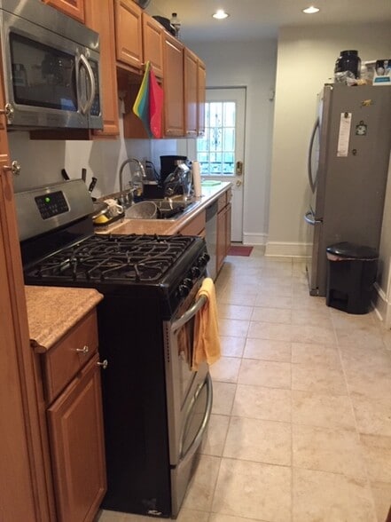 Large Kitchen w/ Tons of Cabinets - 35 Sherman Cir NW