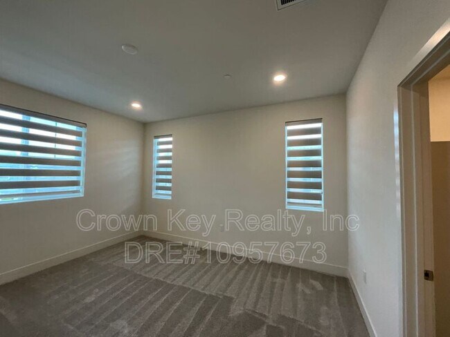 Building Photo - 7236 Diamond Ave