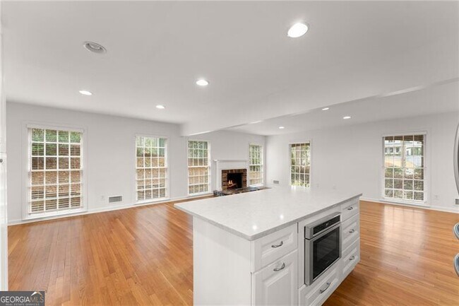 Building Photo - 4540 Club Valley Dr NE