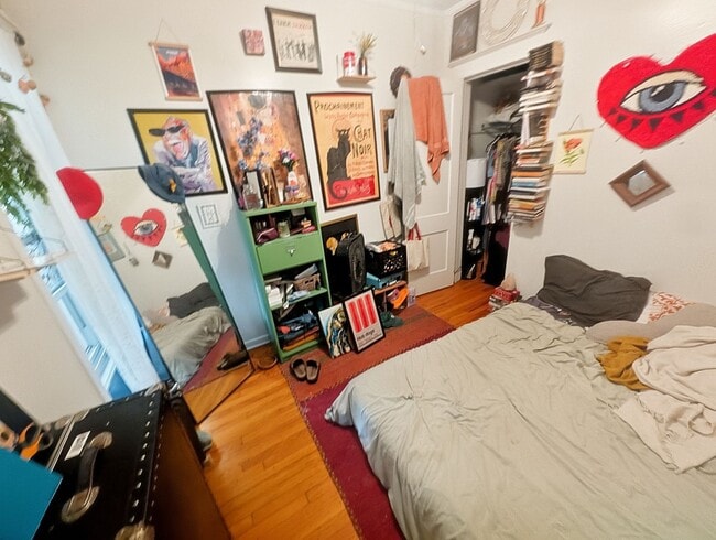 Building Photo - Large 3-bed/1-bath Apartment in the Heart of Rogers Park!