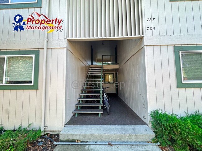 Building Photo - 721 Belmont St