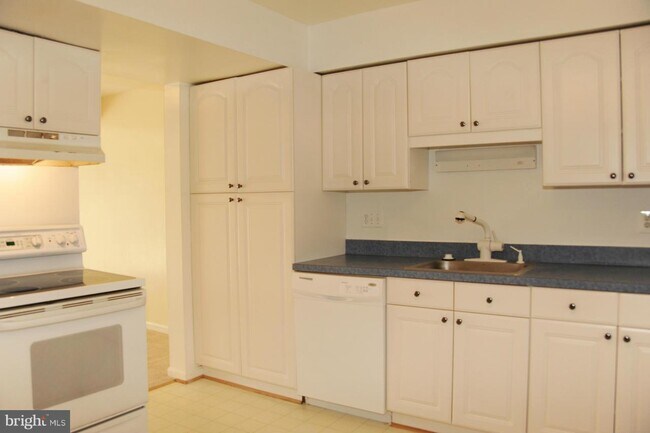 Building Photo - 6533 Yadkin Ct