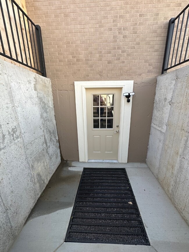 Building Photo - Charming 2-Bedroom Basement Unit with Private Yard – Flat-Rate Utilities!
