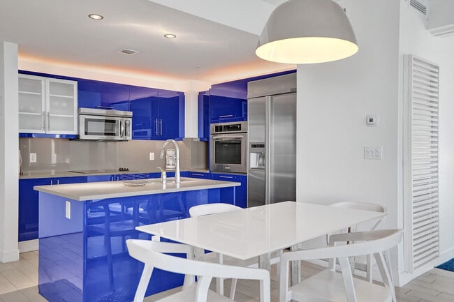 Building Photo - 3101 Bayshore Dr