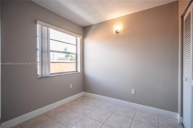 Building Photo - 2150 Bay Dr