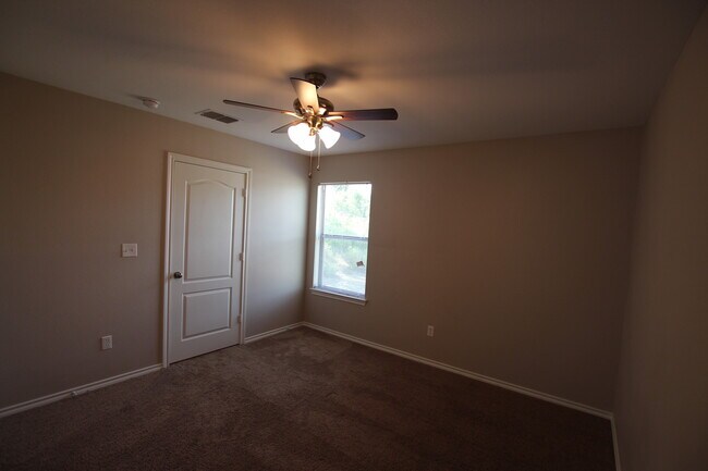 Building Photo - 1 Bedroom 1.5 Bath Townhome for Rent in Li...