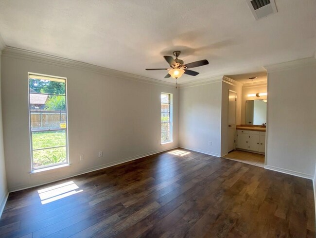 Building Photo - Move-in Ready 3 bed/ 2 bath home in Town S...