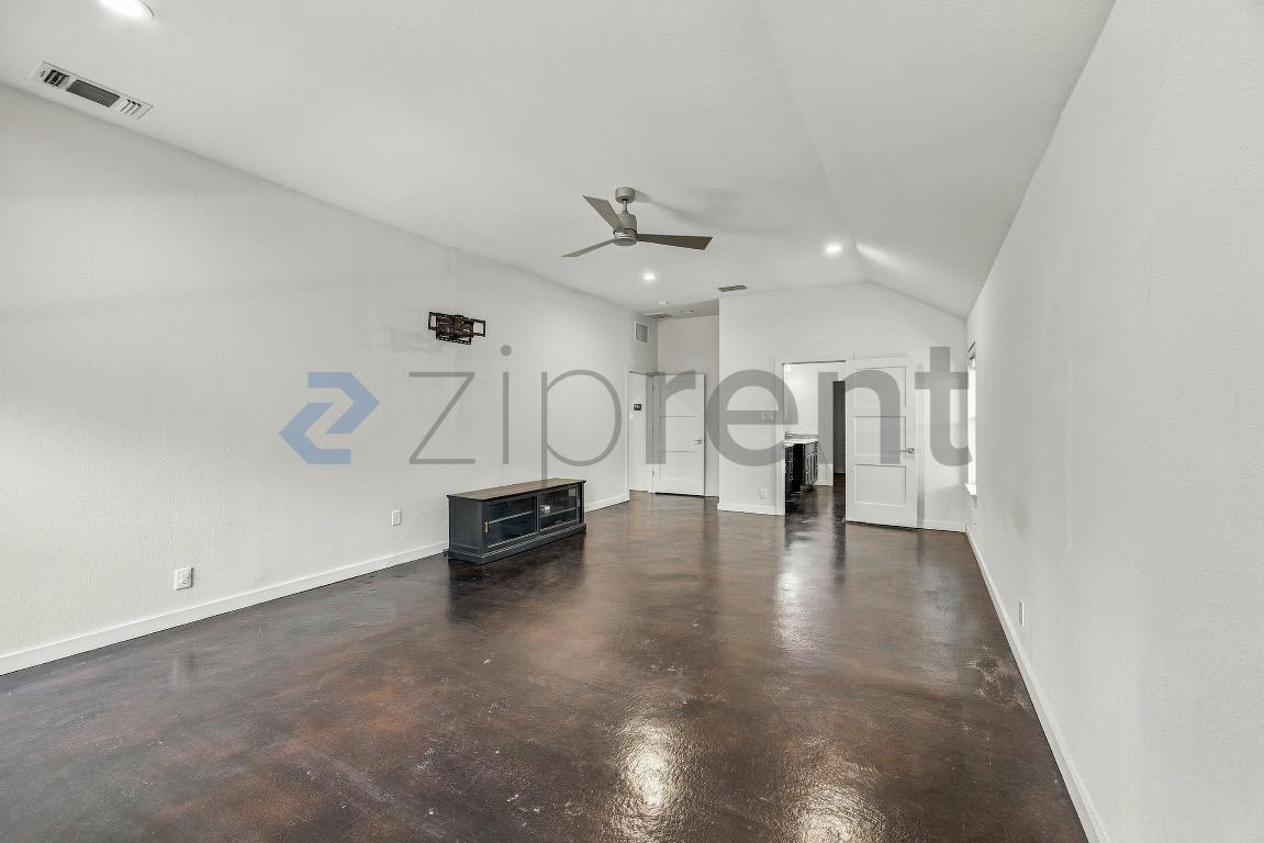 Building Photo - Unit