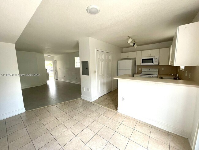 Building Photo - 2721 SE 12th Pl