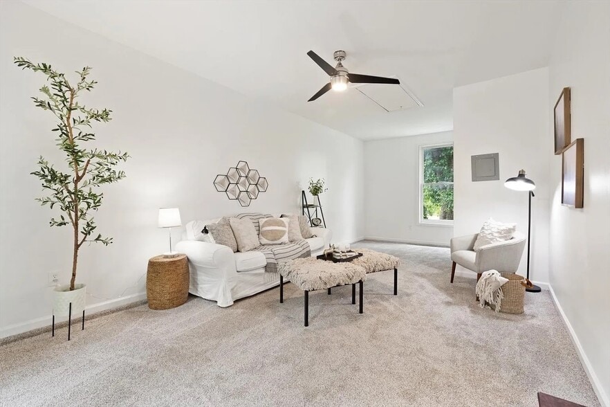 Building Photo - 723 Riverview Dr