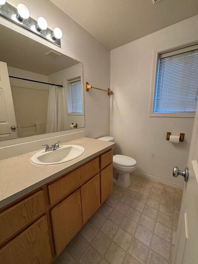 Building Photo - 3 Bed 2 Bath Home in Sage Point Area!