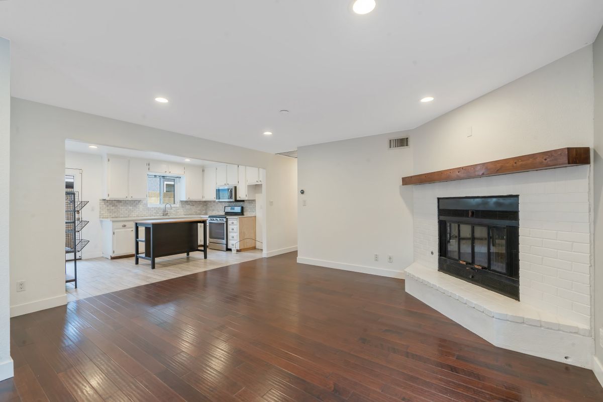 Building Photo - 1427 E 55th St