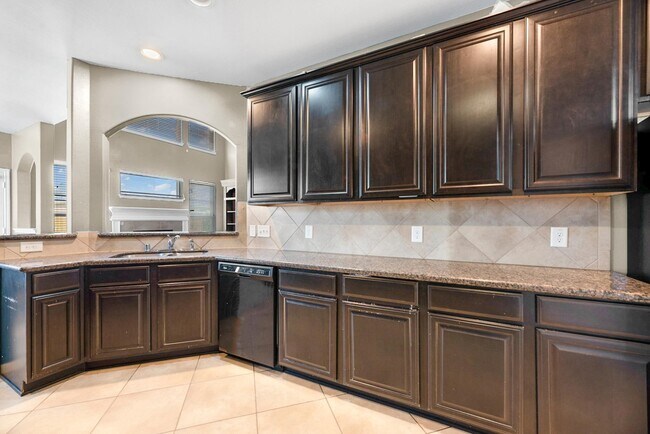 Building Photo - 1302 S Maple Dr