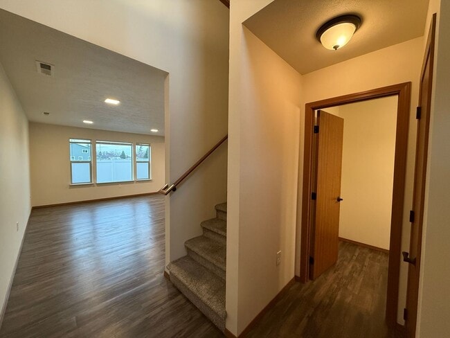 Building Photo - 612 S Chronicle Rd