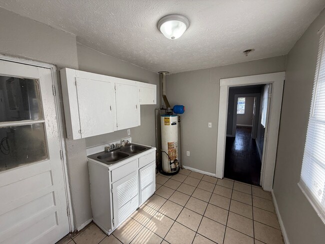 Building Photo - **AVAILABLE NOW**1 Bedroom /  1 Bathroom D...