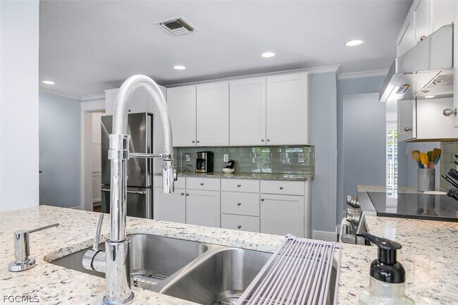 Building Photo - 549 7th Ave N