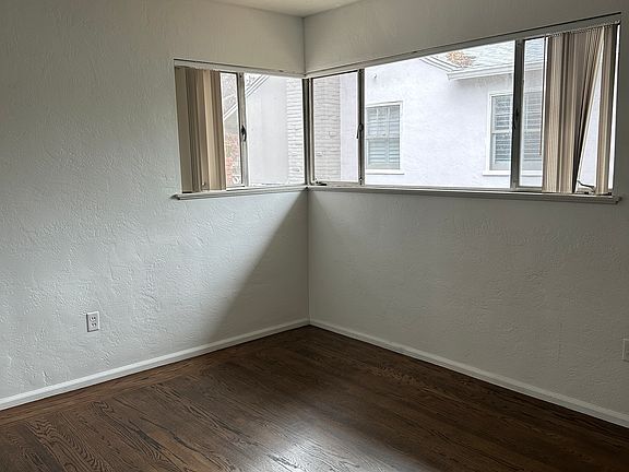 Building Photo - 2950 Land Park Dr