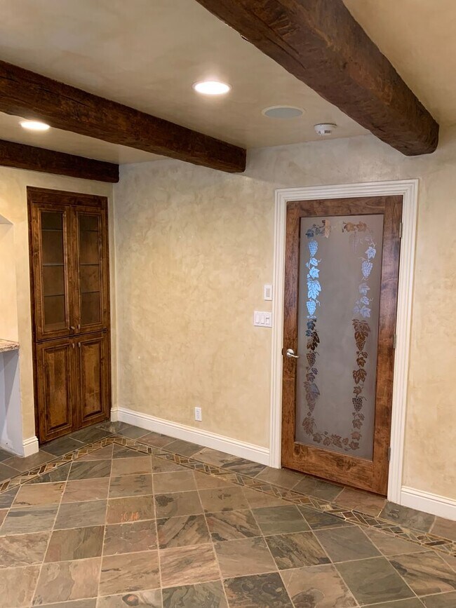 Building Photo - 4 Bedroom 3 Bath Home