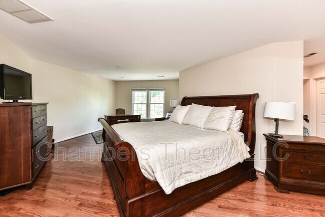 Building Photo - 641 Meade Dr SW