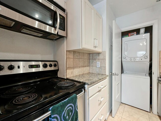 Building Photo - 1110 W 22nd St