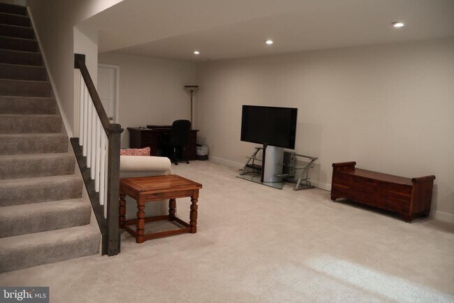 Building Photo - 659 Thomas Penn Dr