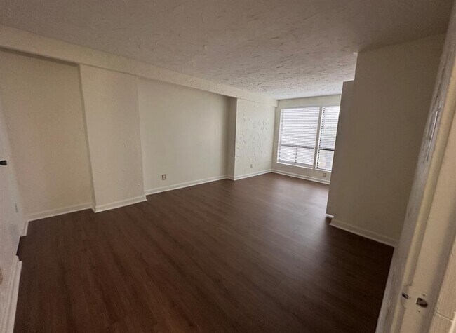 Building Photo - 5916 Lago Vista Way