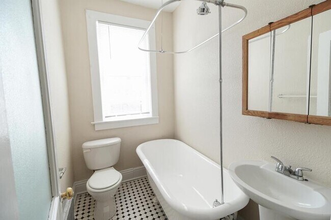 Building Photo - 1531 N Washington St