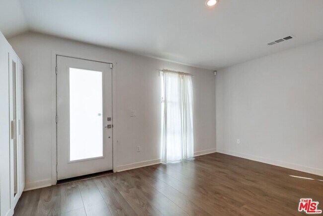 Building Photo - 2700 E Chaucer St