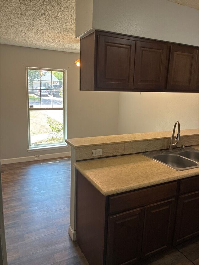 Building Photo - Beautiful 4BR 2BA Home w/ Fenced Yard + Garage Parking in Converse