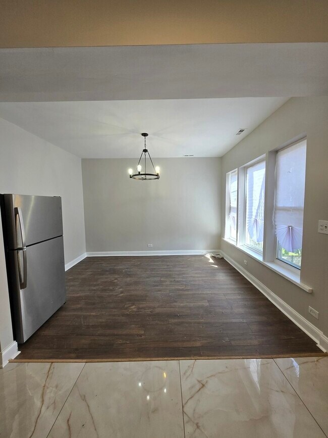 Building Photo - 4749 S Prairie Ave
