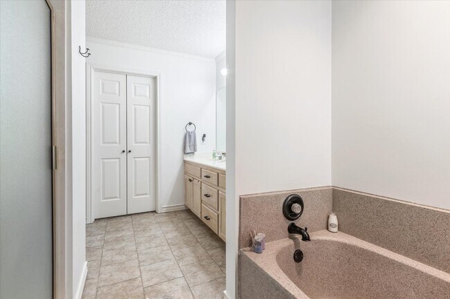 Building Photo - 40 Sugar Creek Pl