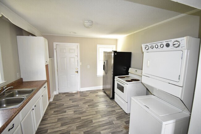 Building Photo - Coming Soon! 3 Bedroom and 1 Bath Home (Pets Considered)