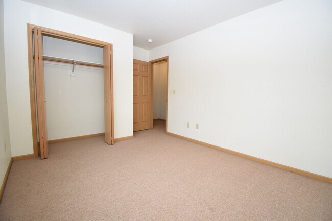 Building Photo - Townhouse-style unit! 2 Bedrooms, 1.5 Bath...