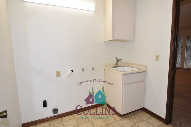 Building Photo - 2045 Ross Dr
