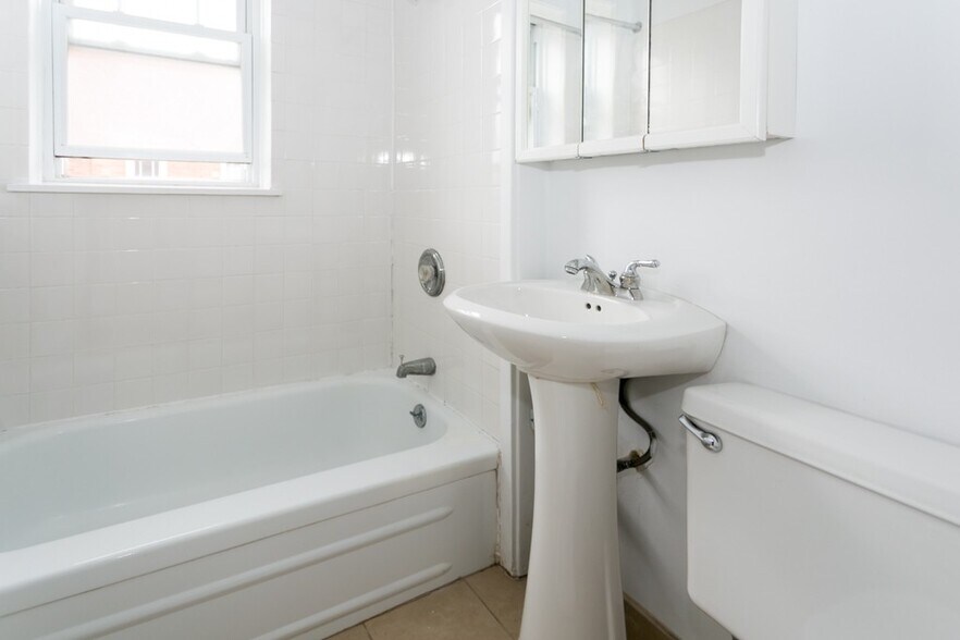 Building Photo - 938 W Cornelia Ave