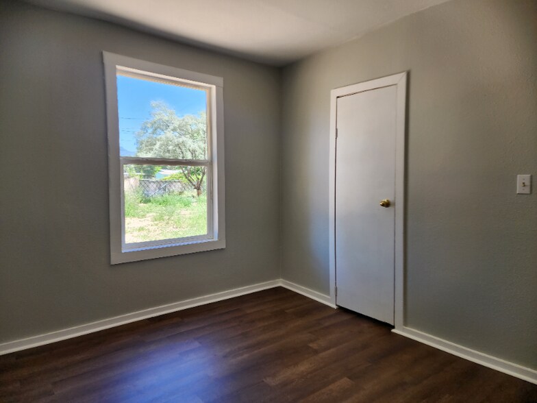 Building Photo - 646 Lois St