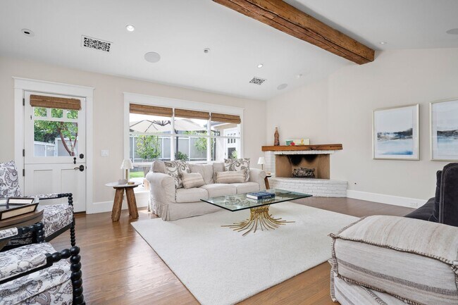 Building Photo - Stunning Single Family Home in the Heart o...