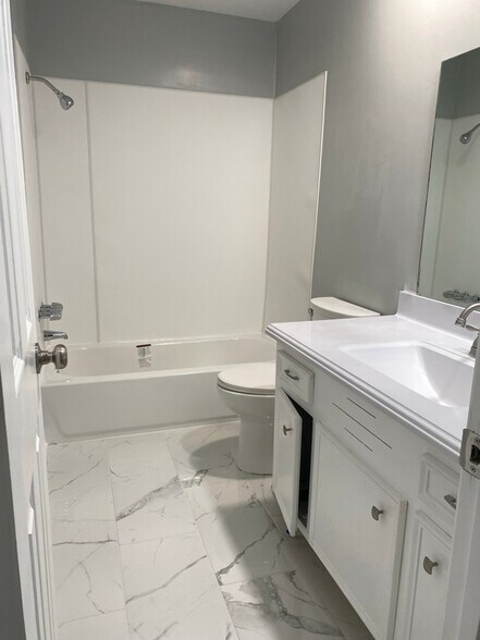 Building Photo - 200 Poplar Dr