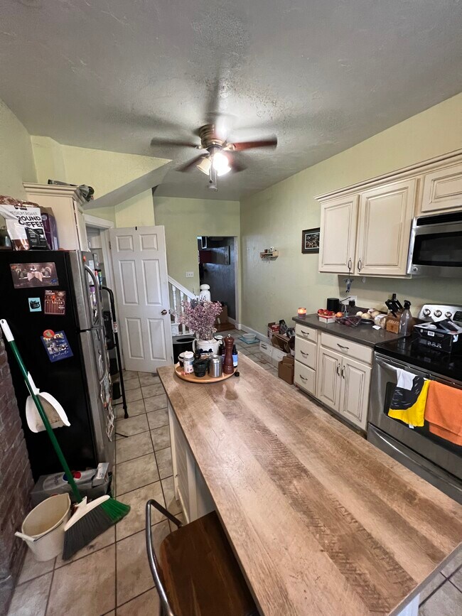 Building Photo - 1527 Saturn Way