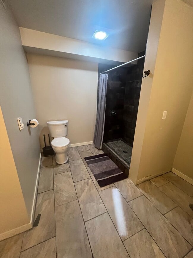 Building Photo - 210 S Cottonwood Rd