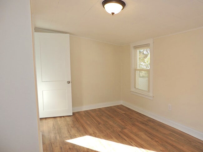 Building Photo - 3 Bedroom Bungalow for Rent!