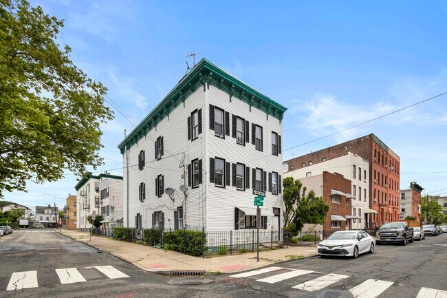 Building Photo - 20 Saint Pauls Ave