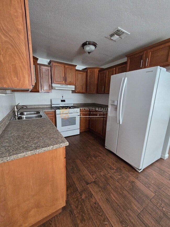 Building Photo - Newly Renovated 3 Bedroom, 2 Bath Home Available May!