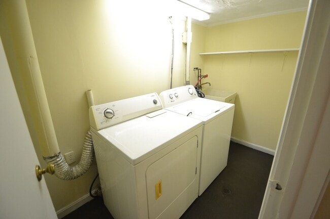 Building Photo - 35 Wesleyan Ct